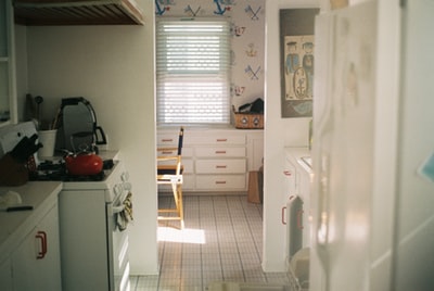 白色厨房炉灶上的红色水壶